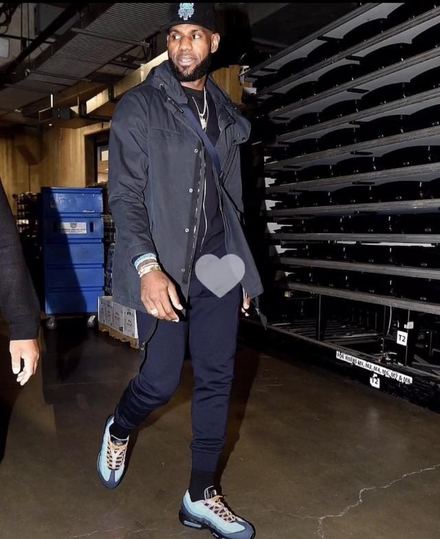 十人热刺4-0哥本哈根，范德芬一条龙破门，布伦南进球+染红（少打一人热刺4-0完胜哥本哈根：范德芬长途奔袭破门，布伦南进球后染红）