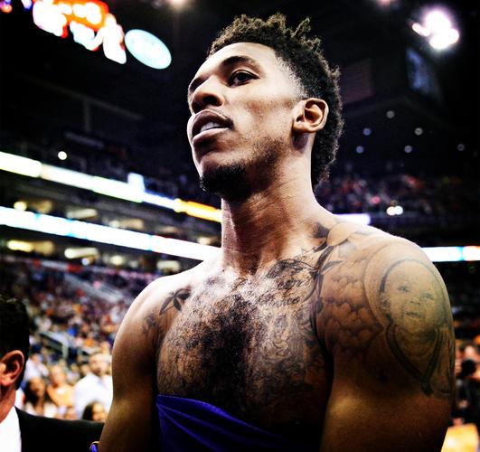 身体素质劲爆！塔克&桑普森新赛季首秀合砍26分11板3助（体能爆棚！塔克和桑普森新赛季首秀合砍26分11板3助）