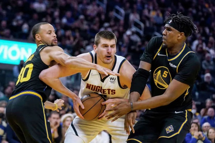 球星突破防线制造绝佳机会（球星强突撕裂防线创造黄金机会）