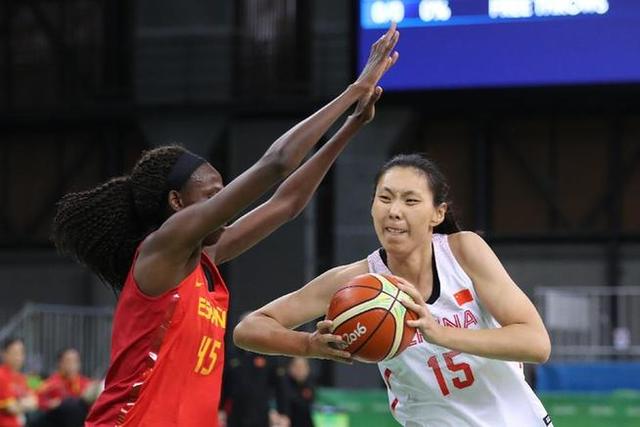 从手足无措到游刃有余，齐达内在公园学着踢毽子（齐达内公园学踢毽子：从生疏到娴熟）